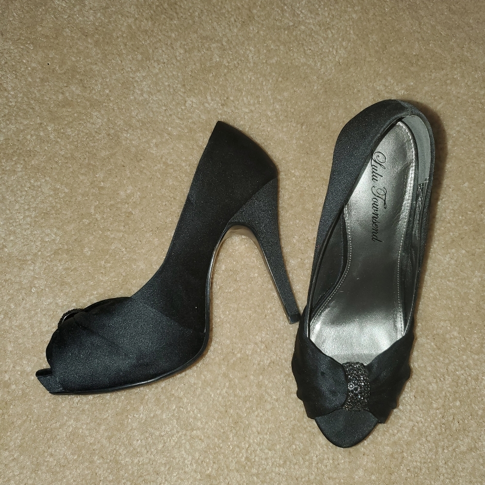Lulu Townsend black peep toe heels 7